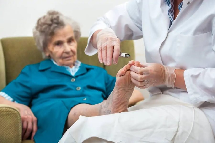 Atendimento de podogeriatria em paciente idosa